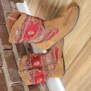 Minnetonka Booties Size 8